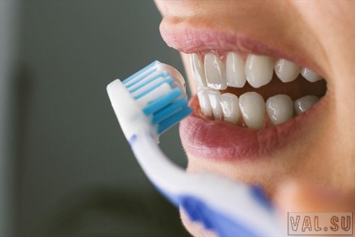 Чистить зубы